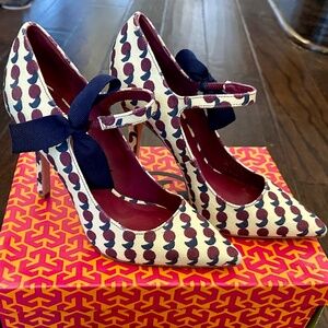 Tory Burch Beverly Pumps with Bow  - Size 8 - A Rare Runway Collection